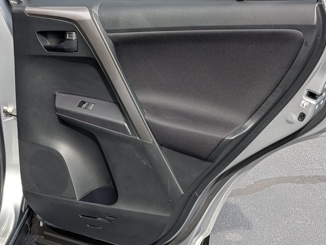 Used 2018 Toyota RAV4 LE FWD image 15