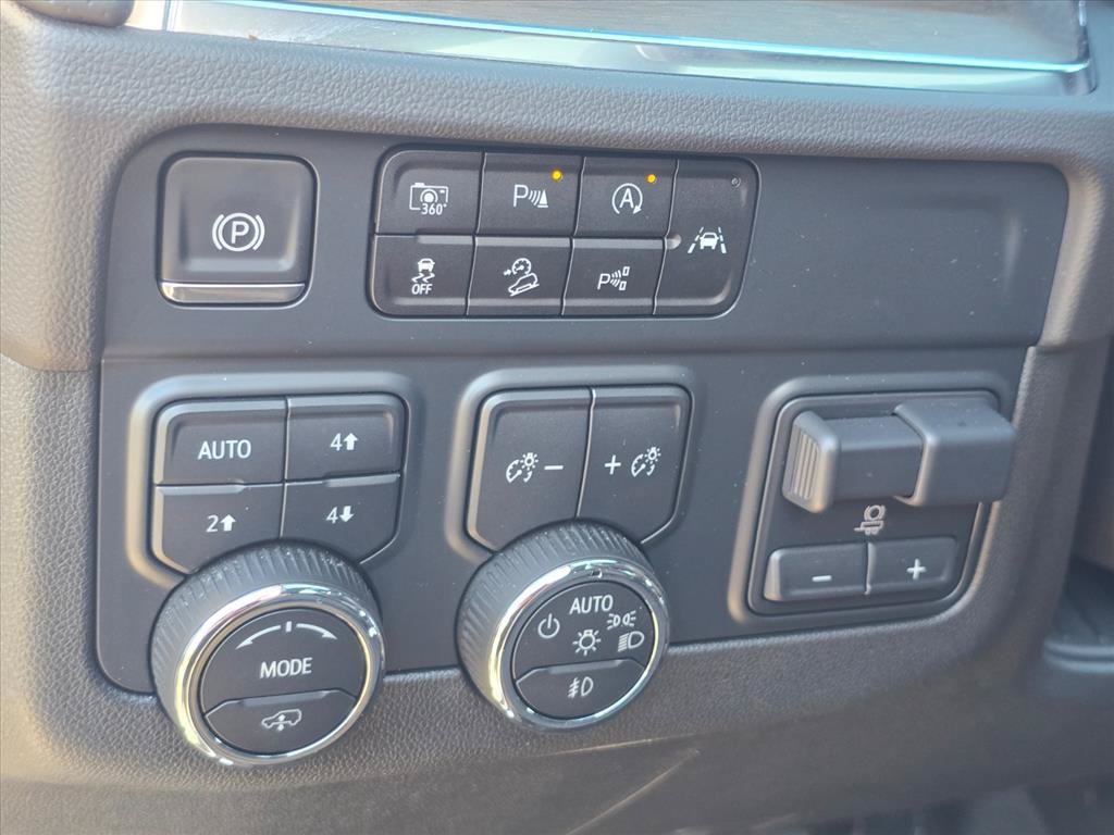 Used 2025 Chevrolet Suburban High Country AWD/4WD image 16