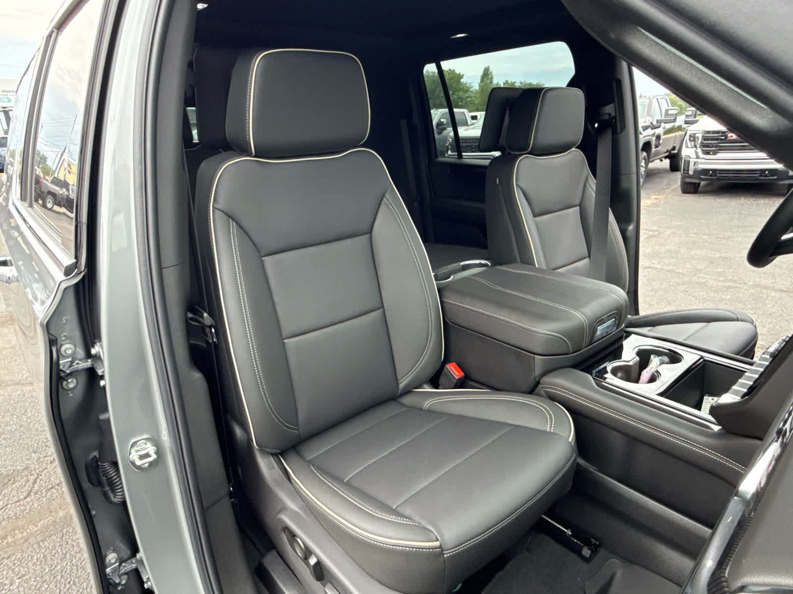 New 2026 GMC Yukon XL Elevation w/ Elevation Premium Package AWD/4WD image 30