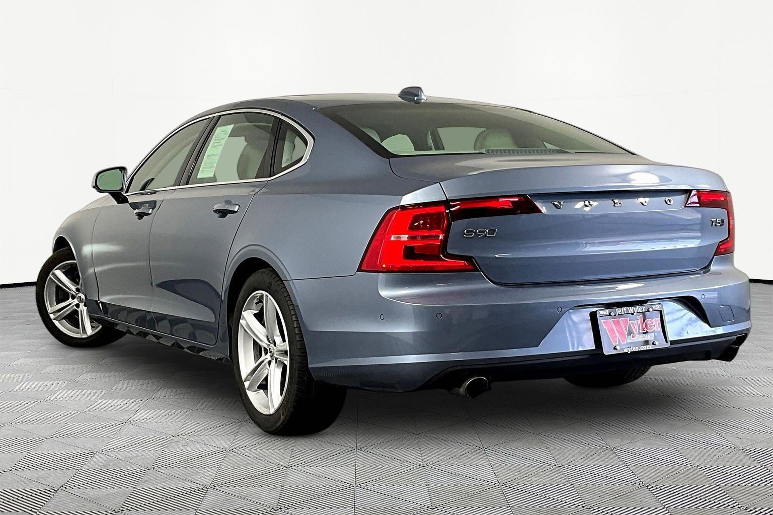 Used 2018 Volvo S90 T5 Momentum w/ Convenience Package AWD/4WD image 4
