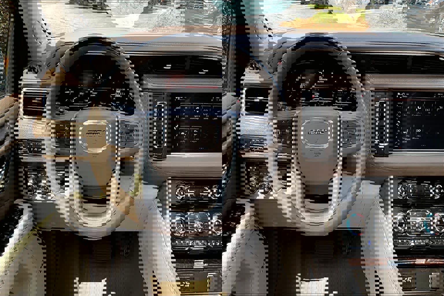 Used 2023 GMC Yukon Denali w/ Advanced Technology Package image 6