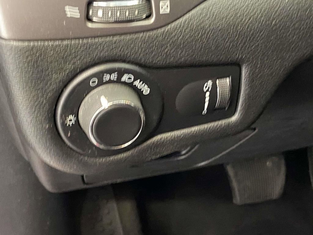 Used 2021 Jeep Cherokee Latitude AWD/4WD image 18