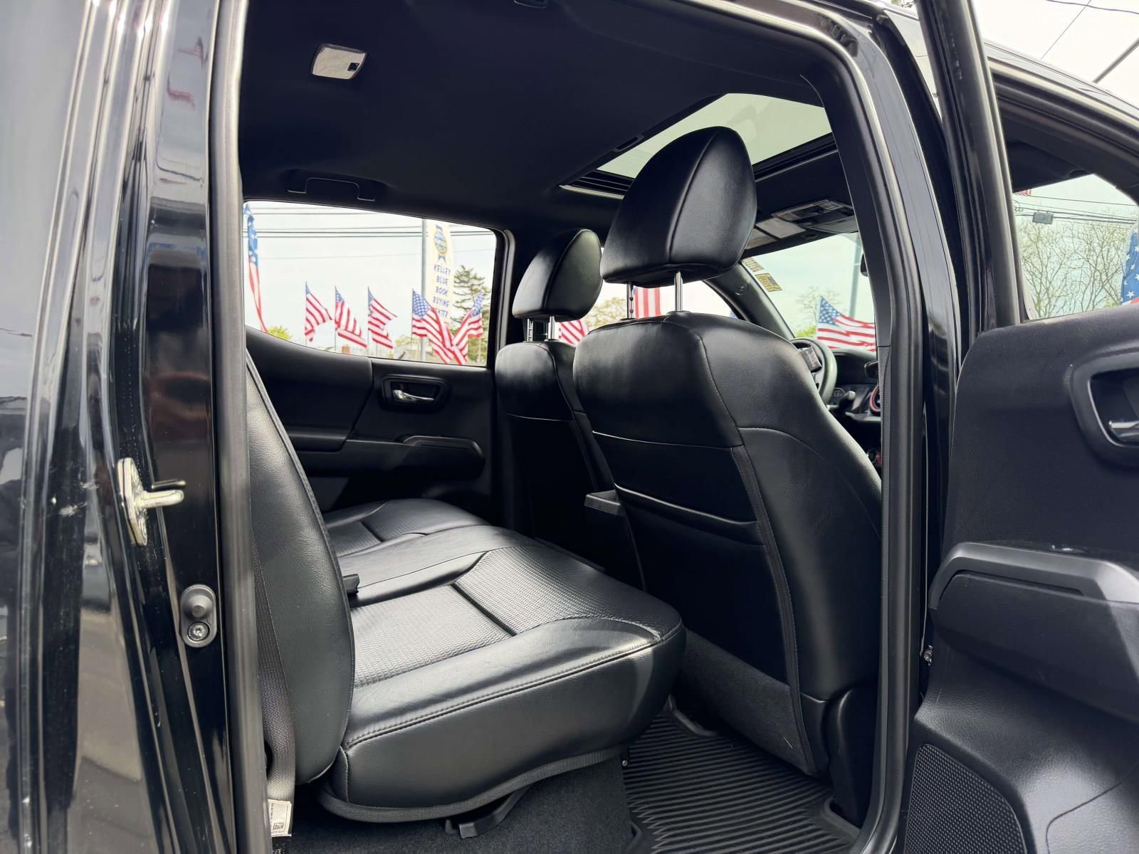 Used 2020 Toyota Tacoma TRD Sport w/ TRD Premium Sport Package AWD/4WD image 13