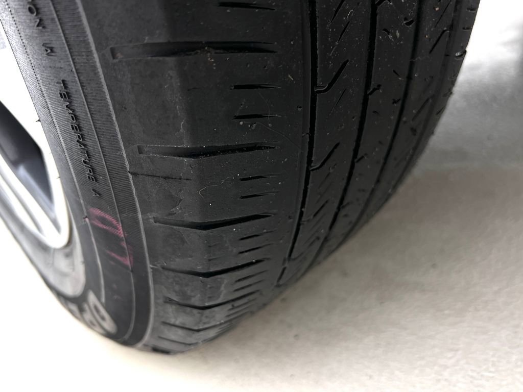 Used 2020 Toyota Highlander XLE image 29