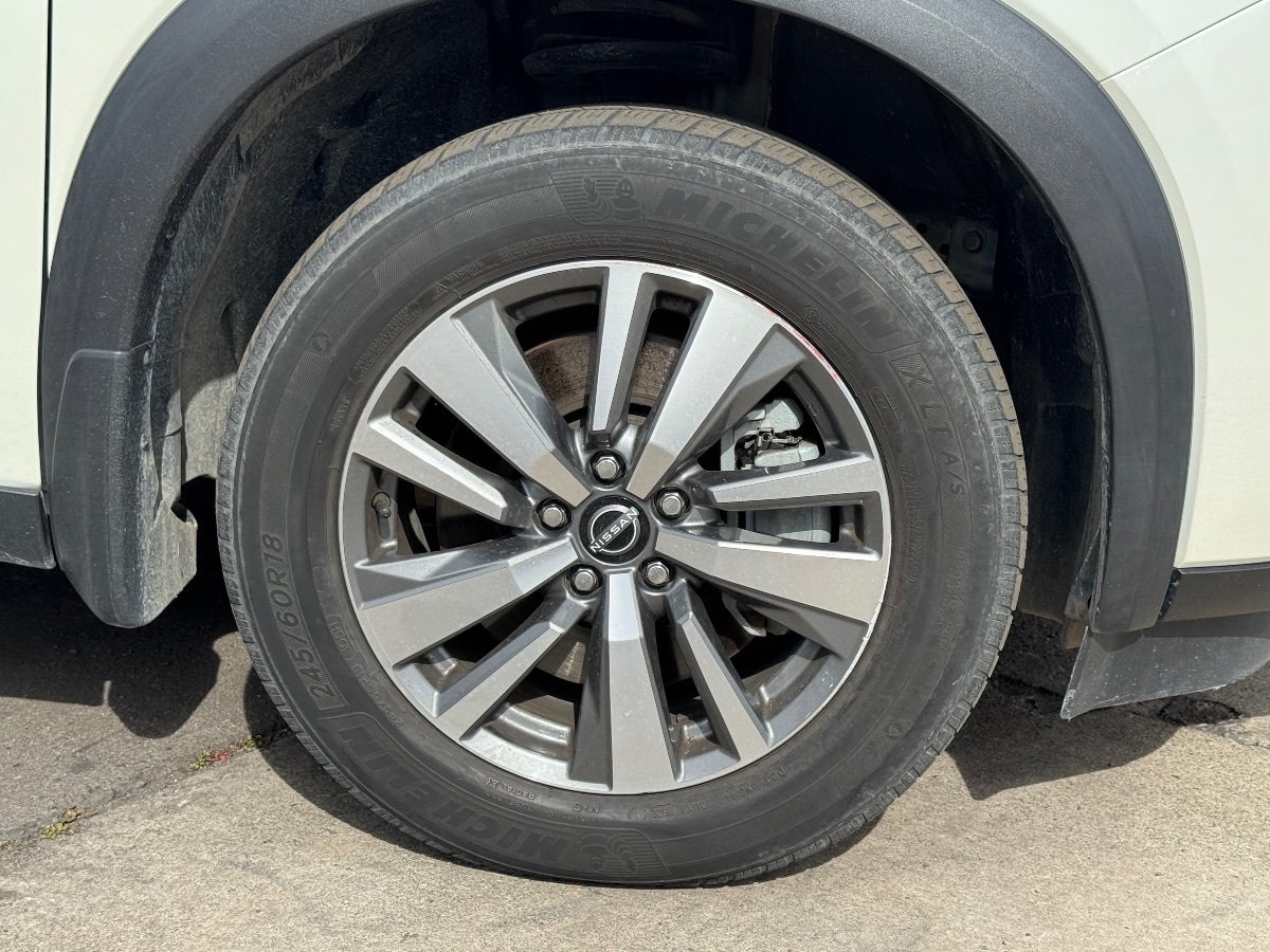 Used 2023 Nissan Pathfinder SL w/ Black Appearance Package FWD image 6