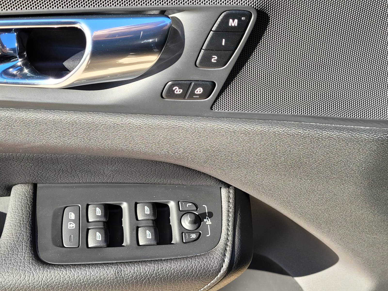 Used 2021 Volvo XC60 T6 Momentum w/ Premium Package image 26