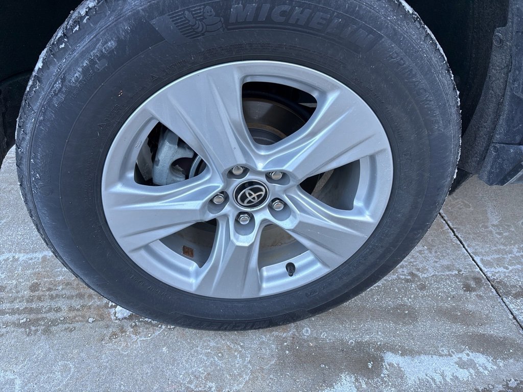 Used 2021 Toyota RAV4 XLE w/ Convenience Package image 13