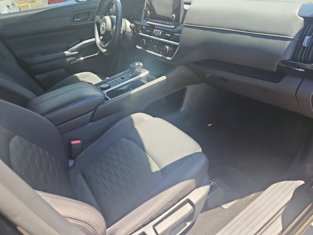 Used 2025 Nissan Pathfinder SV AWD/4WD image 12