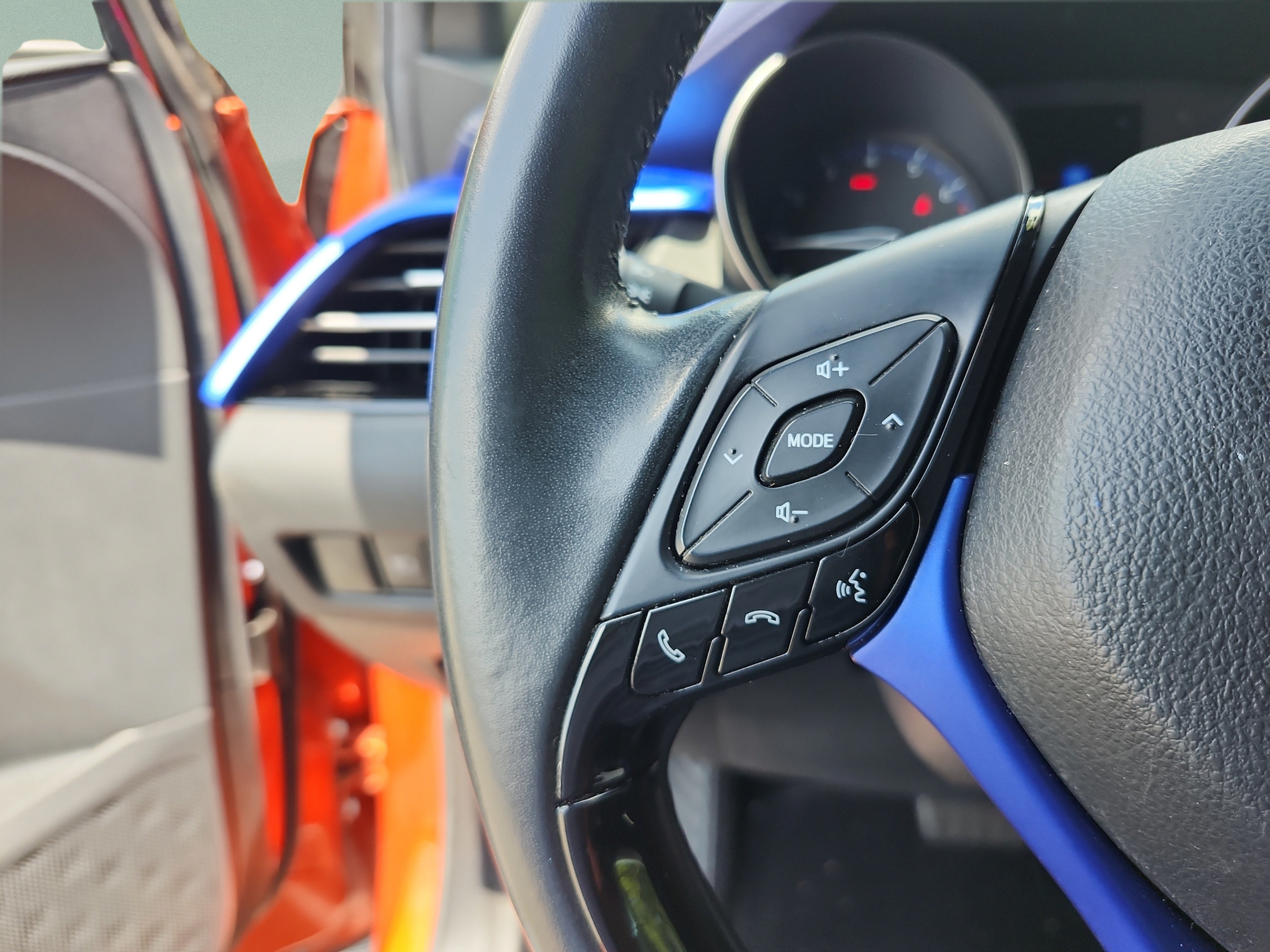 Used 2020 Toyota C-HR XLE FWD image 13