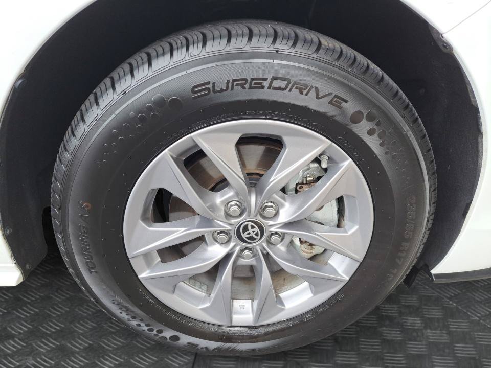 Used 2025 Toyota Sienna LE AWD/4WD image 20