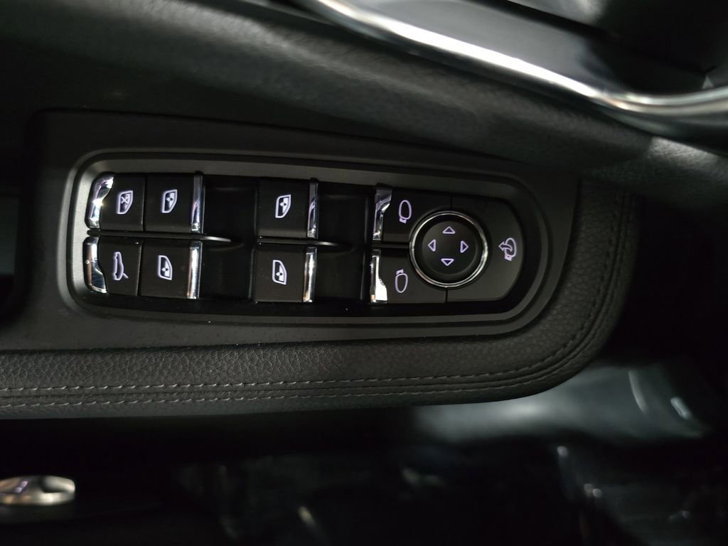 Certified 2025 Porsche Macan image 21