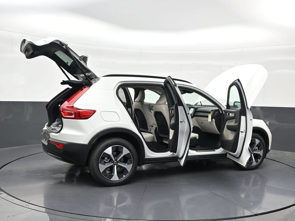 New 2026 Volvo XC40 B5 Plus w/ Protection Package Premier AWD/4WD image 29