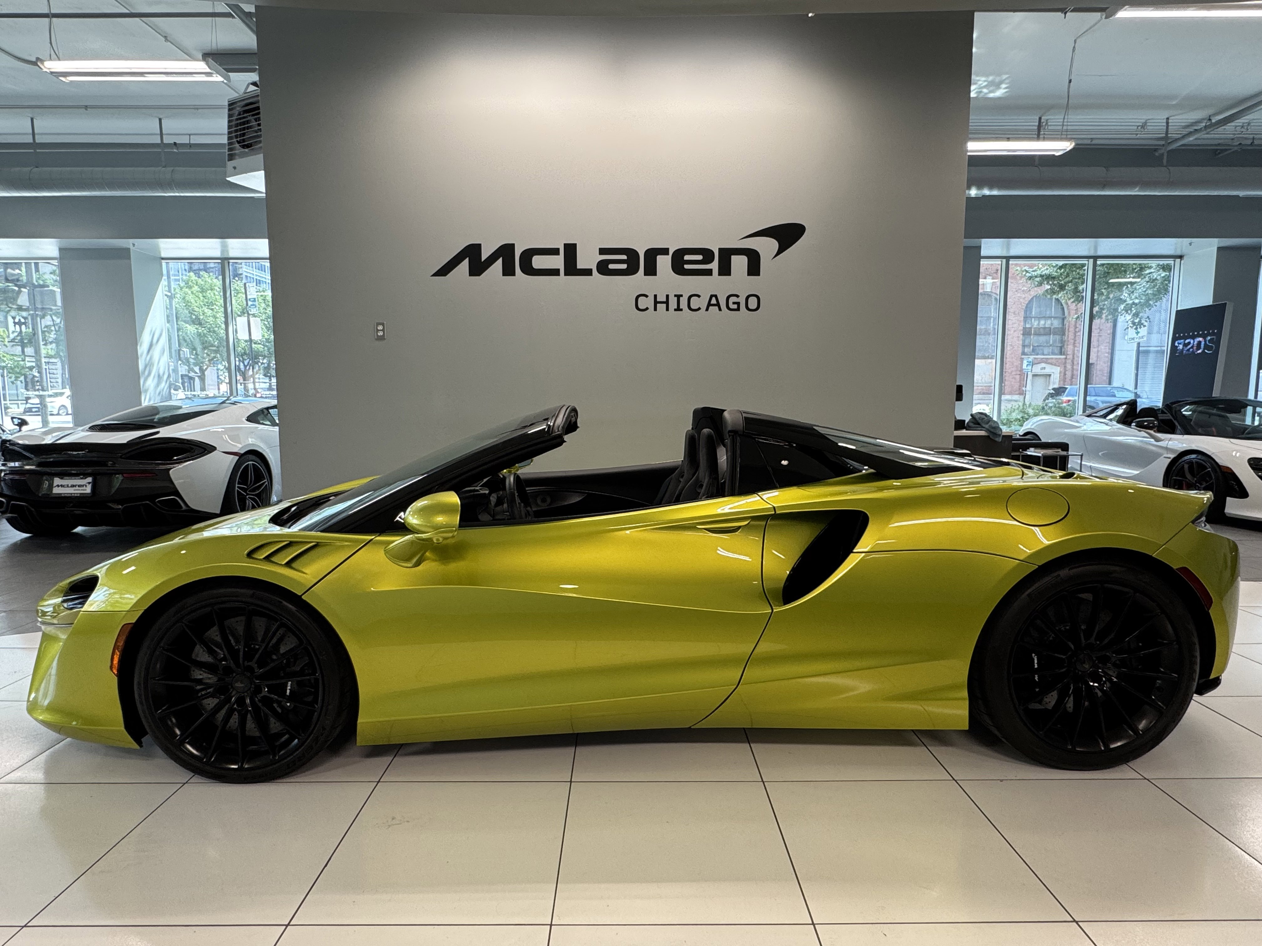 Used 2025 McLaren Artura Spider image 4