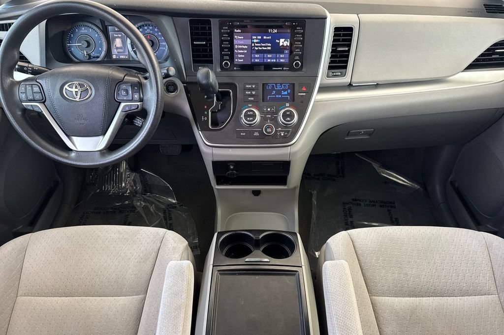 Used 2020 Toyota Sienna LE w/ LE Preferred Package FWD image 4