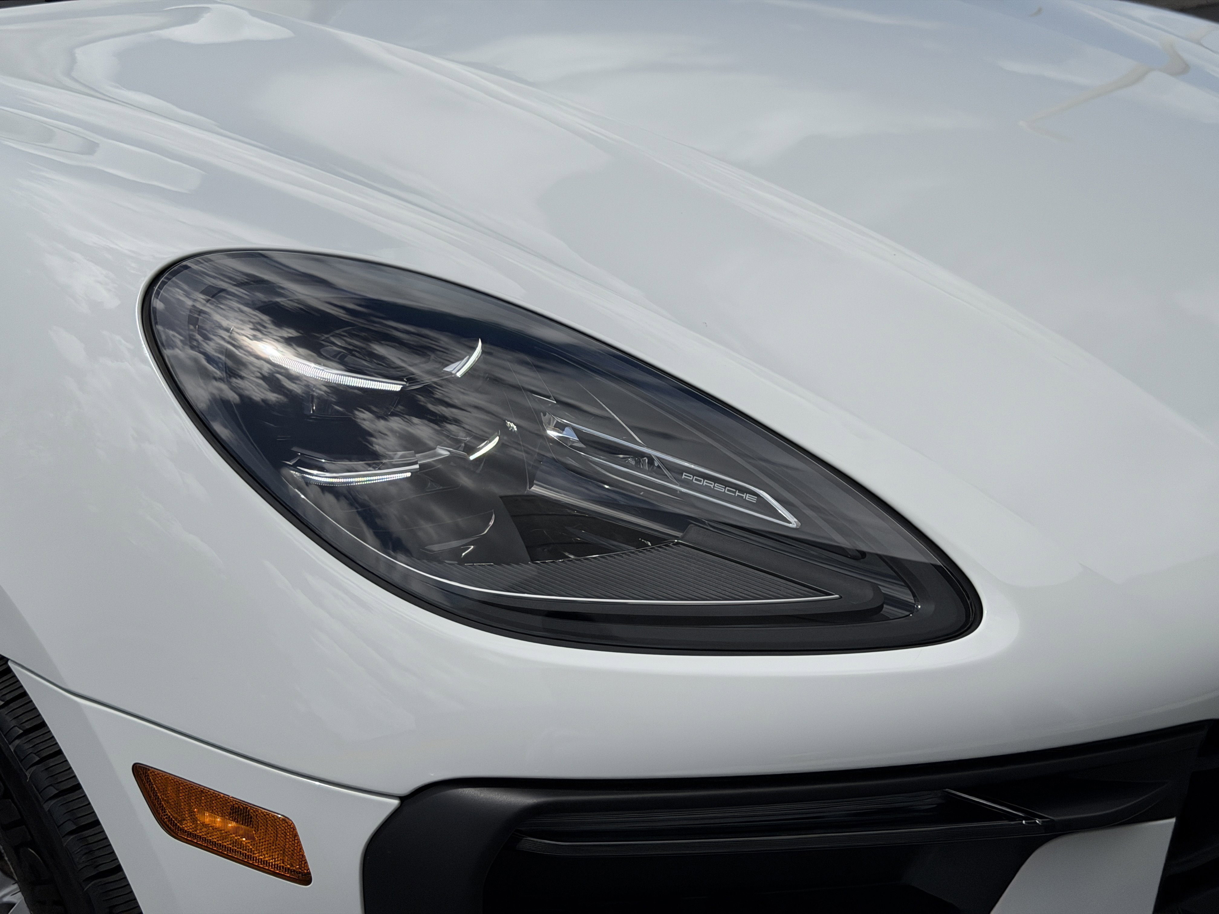 Certified 2025 Porsche Macan image 12