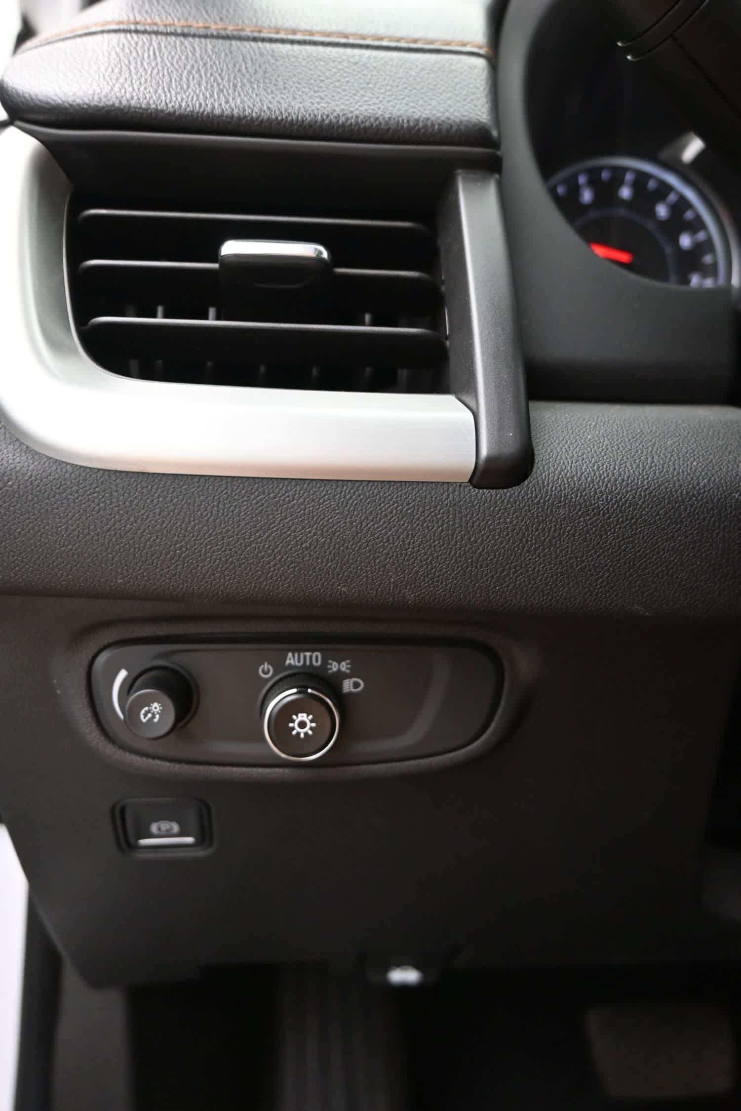 Used 2021 GMC Terrain SLE w/ Driver Convenience Package FWD image 23