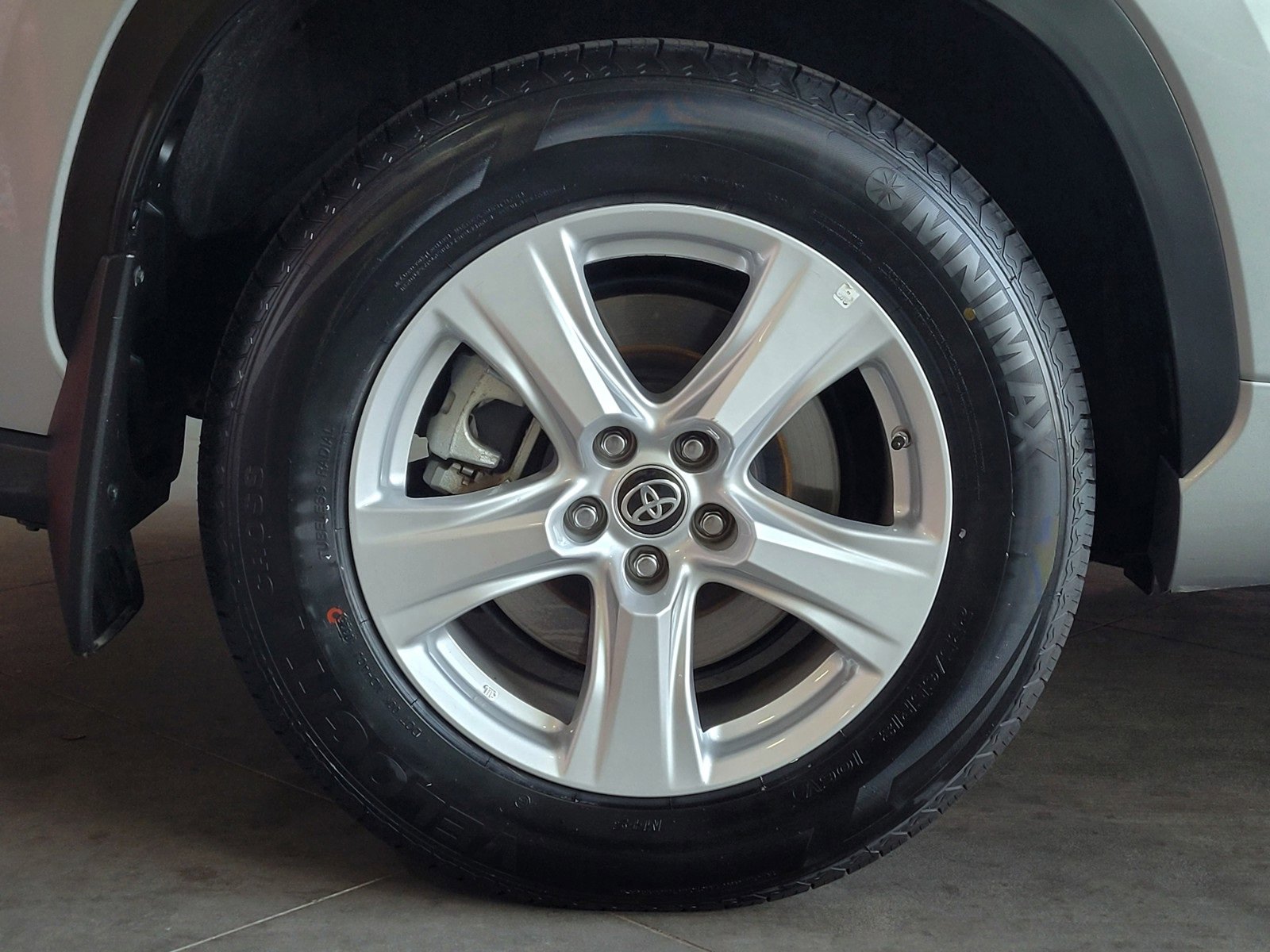 Certified 2024 Toyota Highlander LE image 5