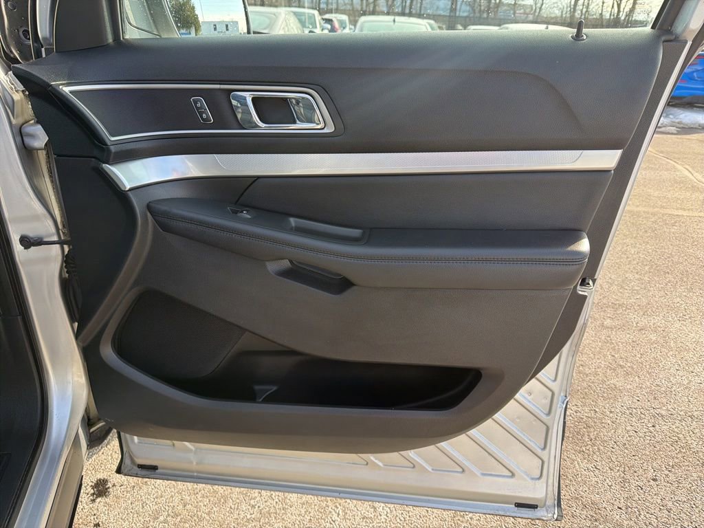 Used 2017 Ford Explorer XLT w/ Equipment Group 202A image 27