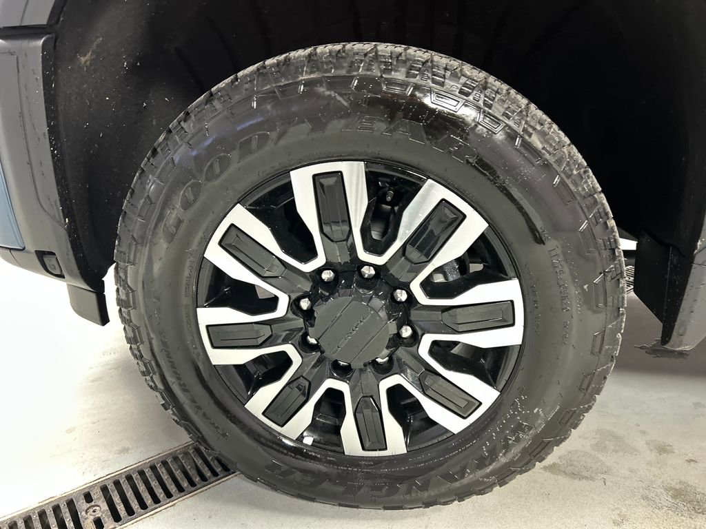 Used 2025 GMC Sierra 2500 Denali Ultimate image 9