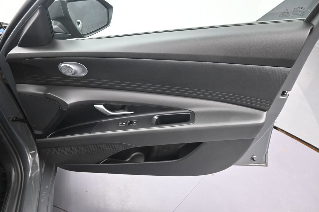 Used 2025 Hyundai Elantra SE FWD image 26