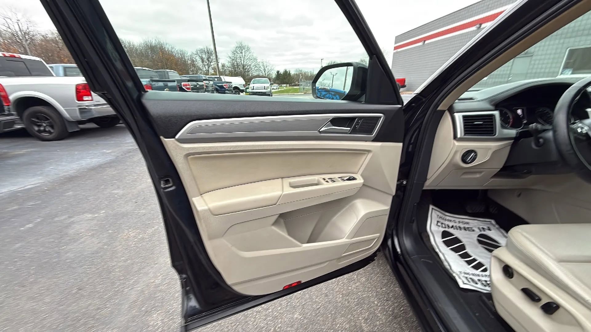 Used 2019 Volkswagen Atlas SE w/ Towing Package image 9