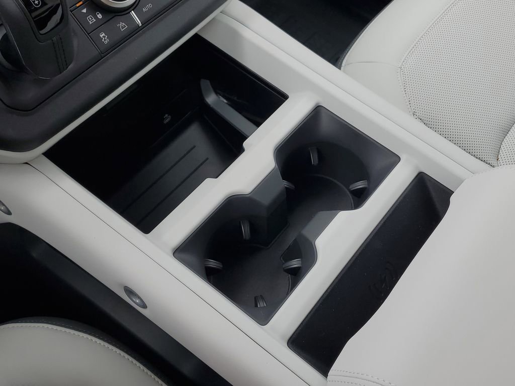 Used 2025 Land Rover Defender 130 X-Dynamic SE image 30