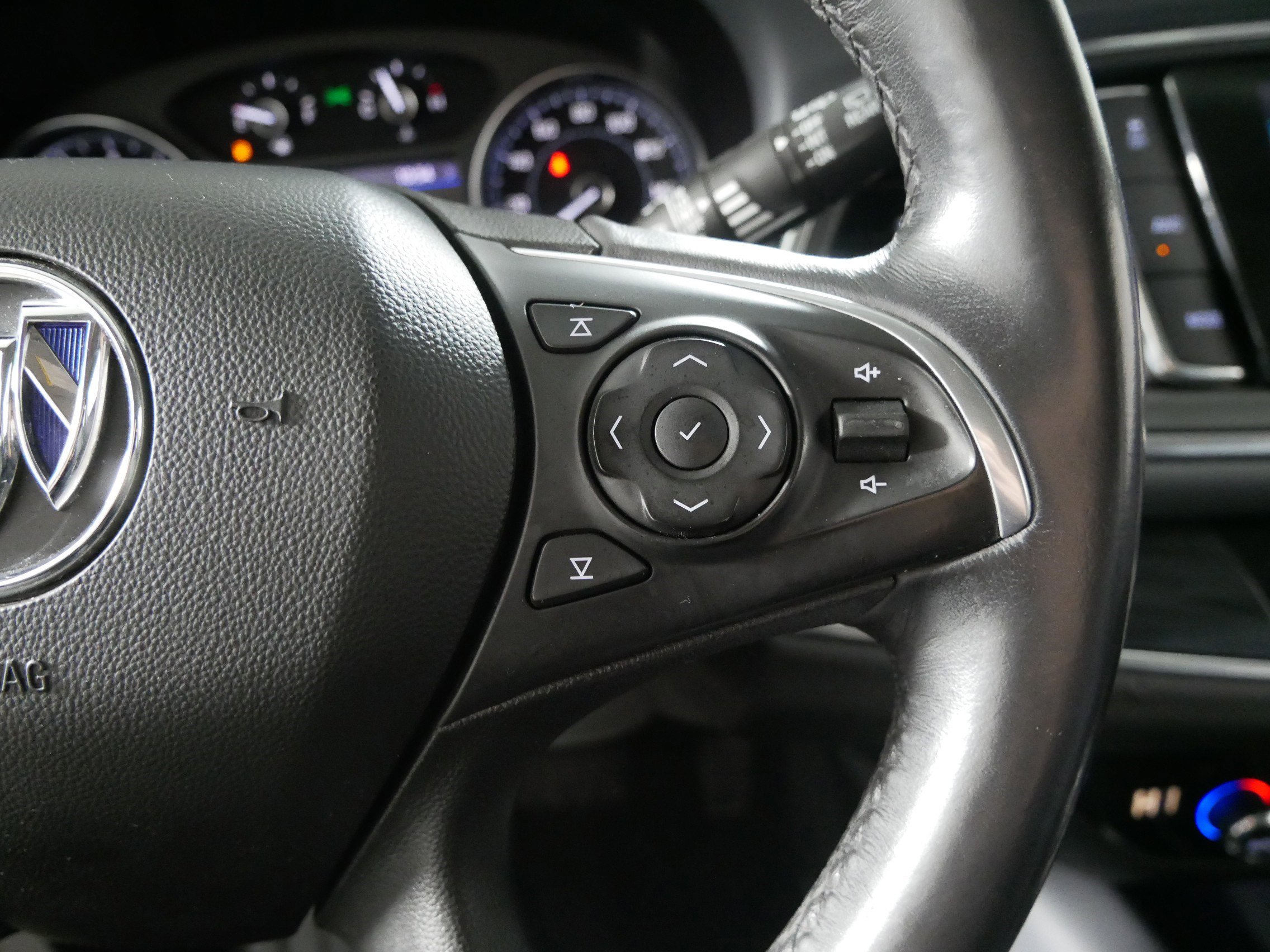 Used 2020 Buick Enclave Essence image 28