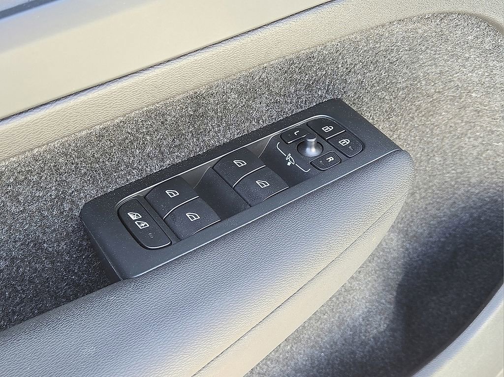 Used 2023 Volvo XC40 Recharge Plus w/ Protection Package Premier image 22