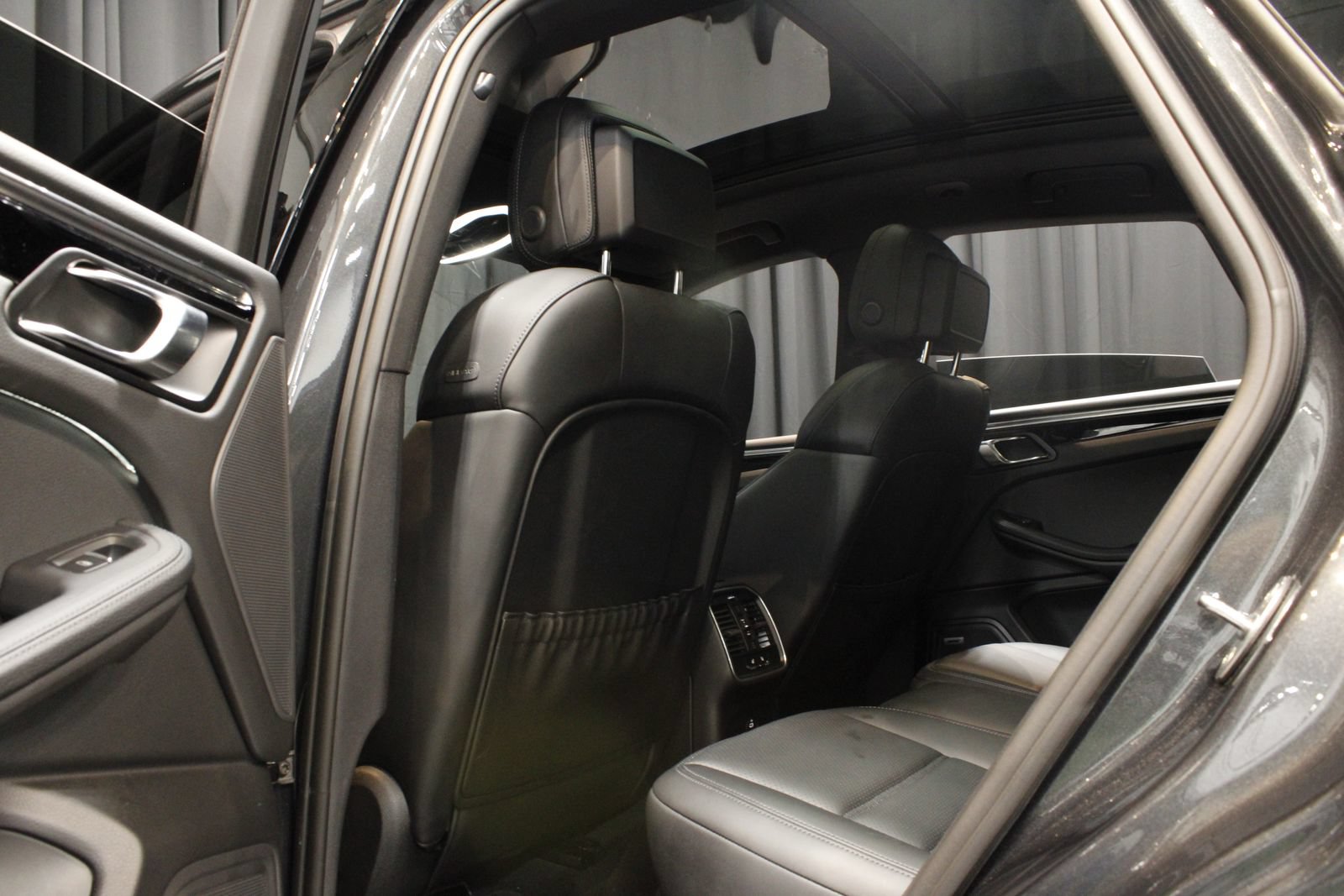 Certified 2026 Porsche Macan AWD/4WD image 20