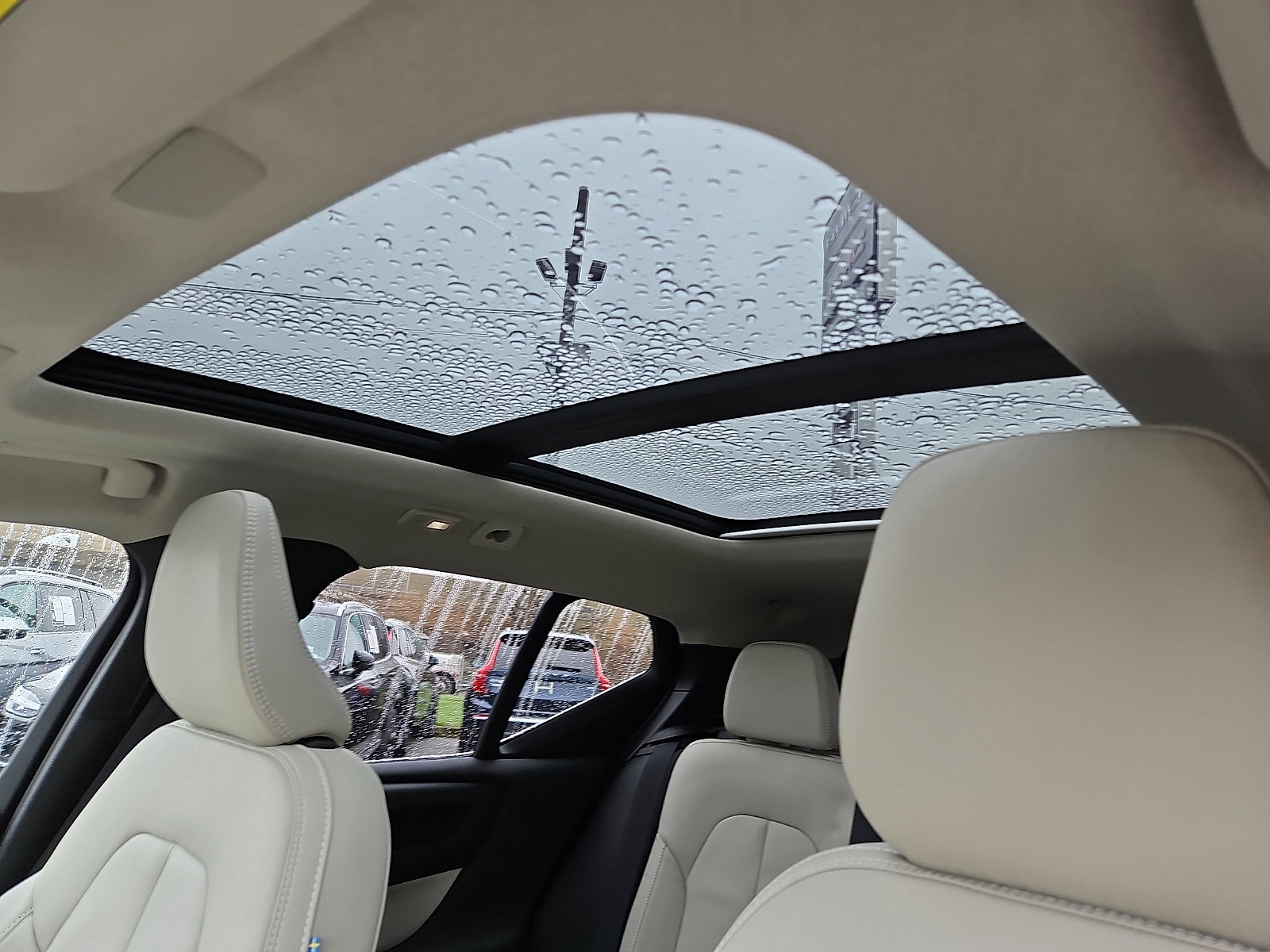 Certified 2023 Volvo XC40 B5 Ultimate w/ Protection Package Premier image 14