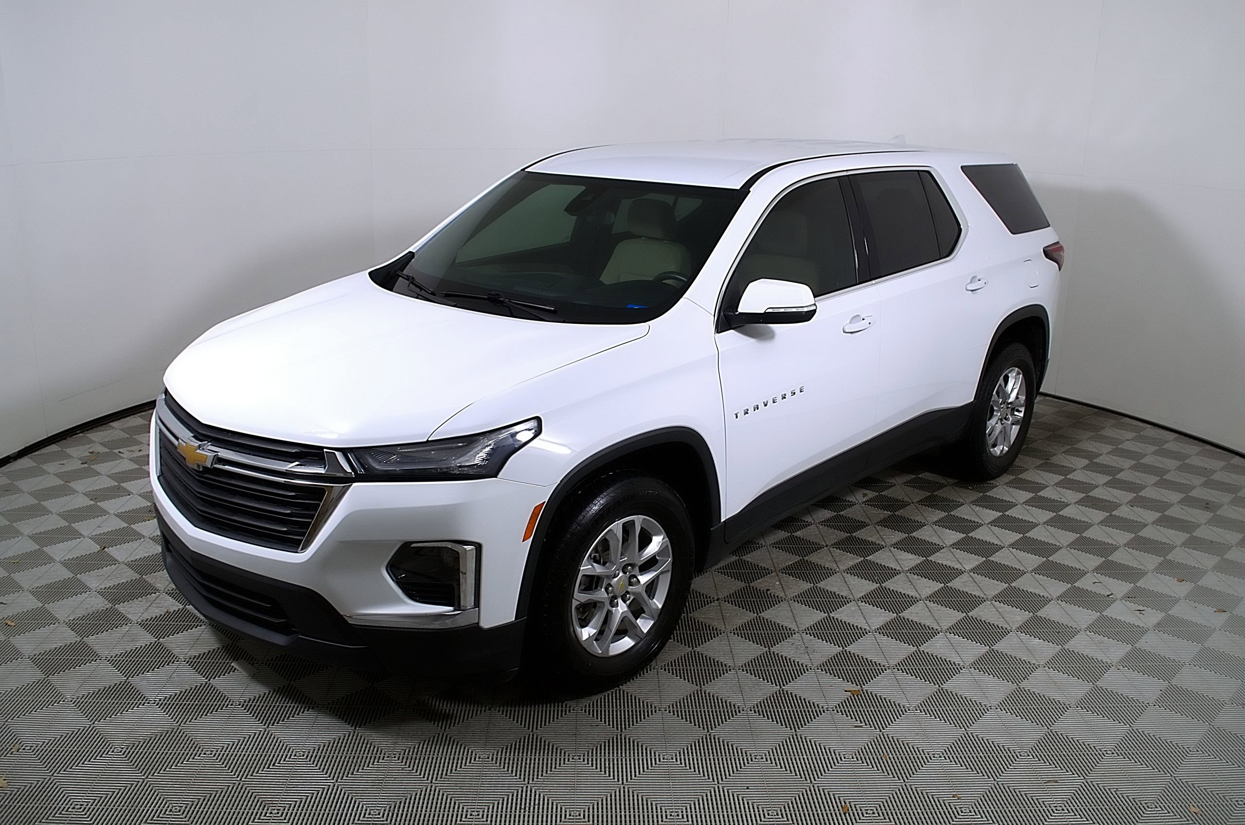 Used 2023 Chevrolet Traverse LS w/ Safety Package FWD image 4