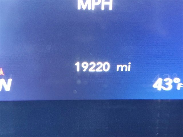 Used 2024 Chrysler Pacifica Limited w/ Uconnect Theater Family Group image 15