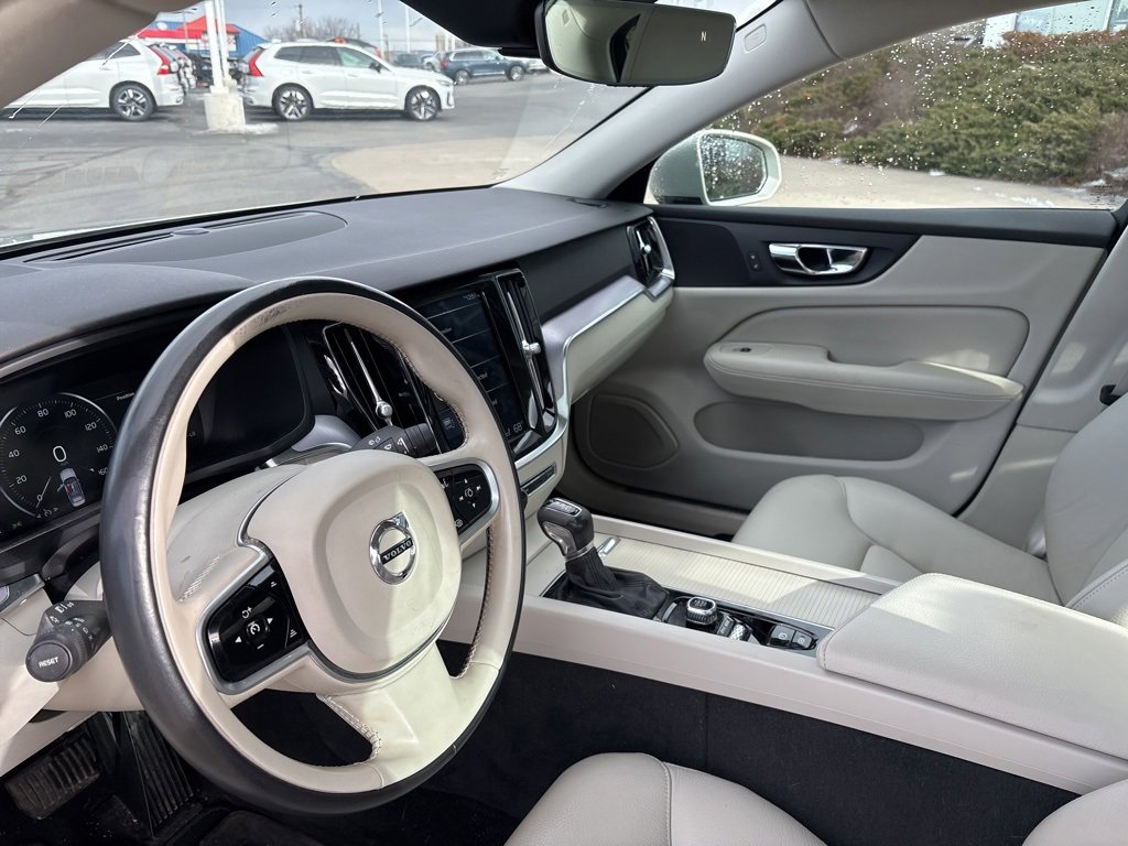 Used 2019 Volvo S60 T6 Momentum w/ Premium Package image 16