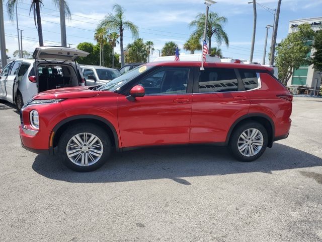 Used 2023 Mitsubishi Outlander ES FWD image 4