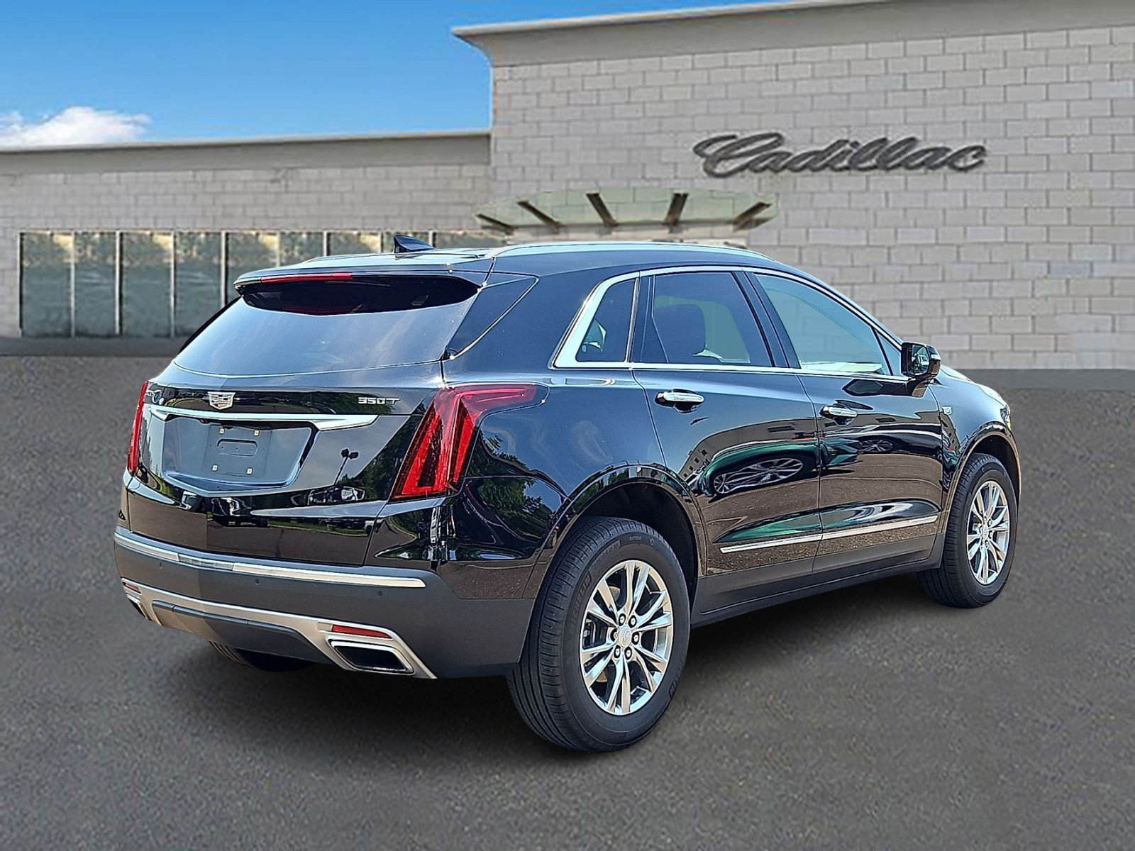 Certified 2023 Cadillac XT5 Premium Luxury FWD image 4