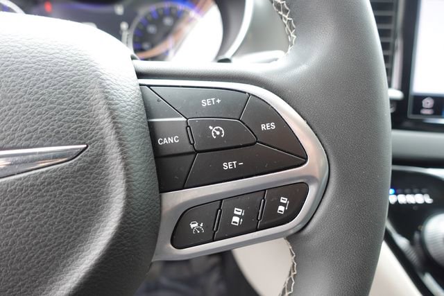 Used 2022 Chrysler Pacifica Touring-L image 15