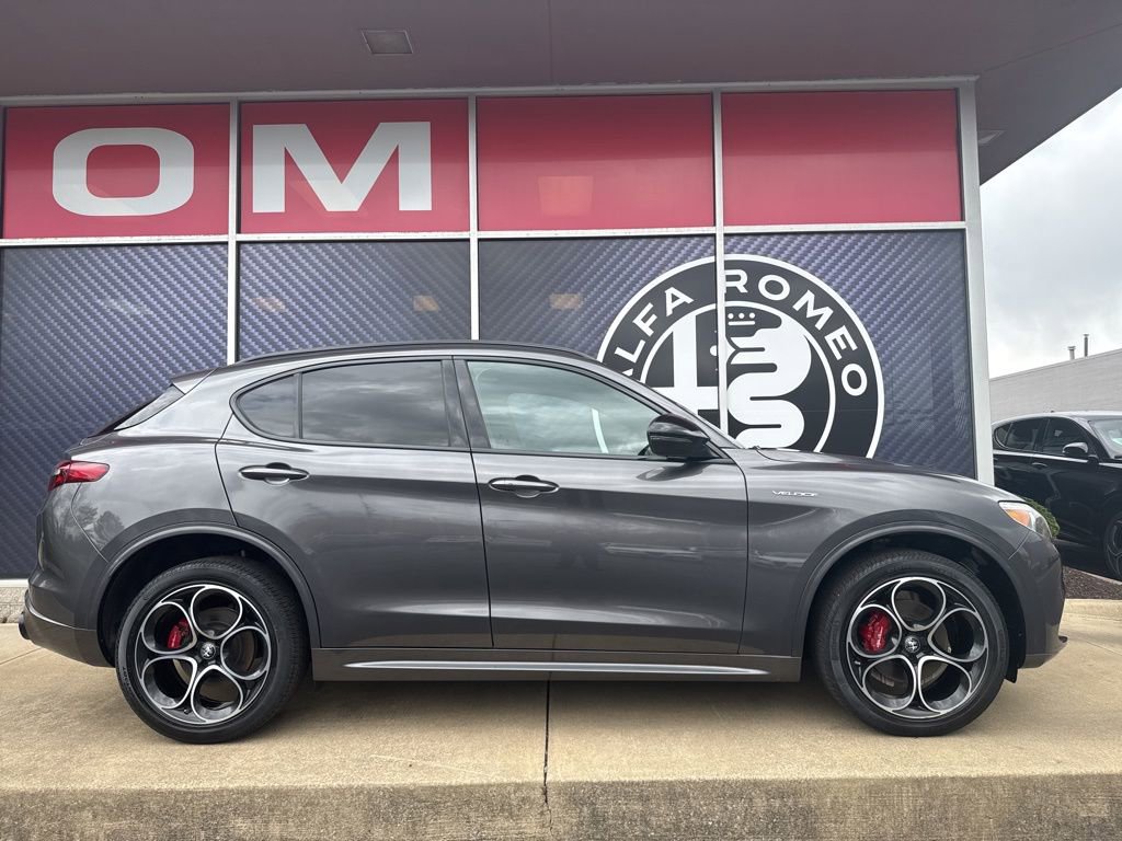 Used 2022 Alfa Romeo Stelvio Veloce image 4