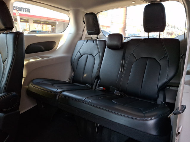 Used 2024 Chrysler Pacifica Touring-L FWD image 10