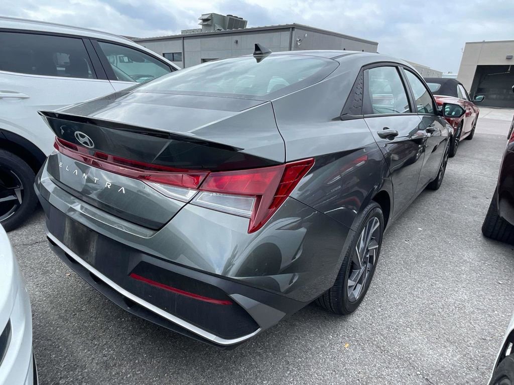 Used 2025 Hyundai Elantra Sport image 4