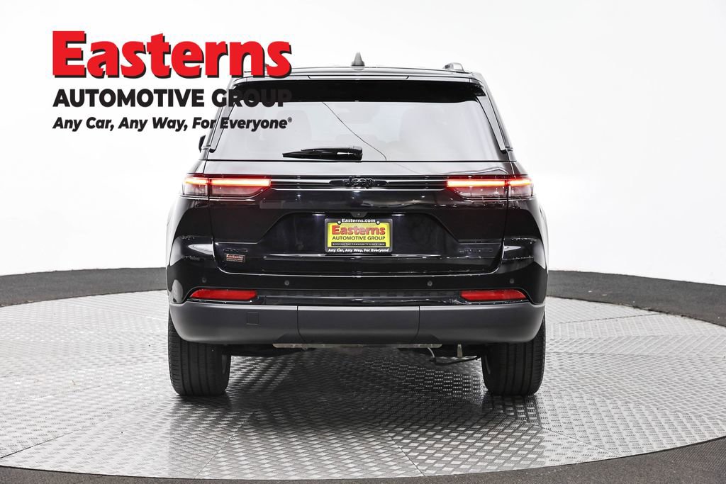 Used 2023 Jeep Grand Cherokee Limited w/ Black Appearance Package AWD/4WD image 6