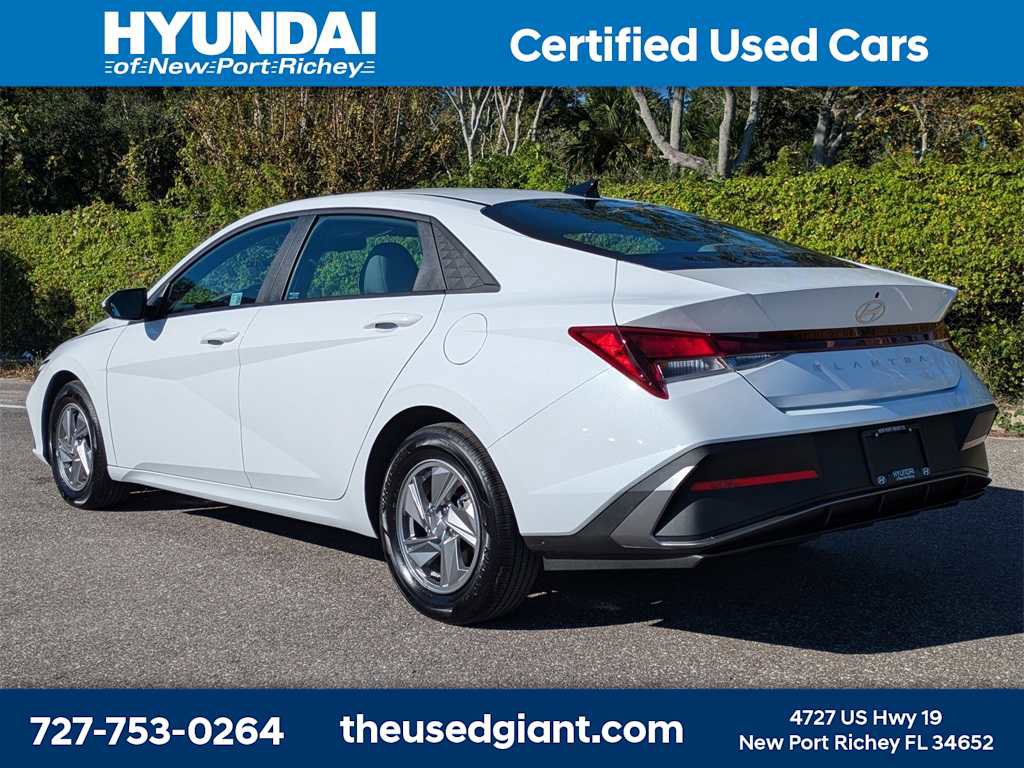 Used 2025 Hyundai Elantra SE image 3