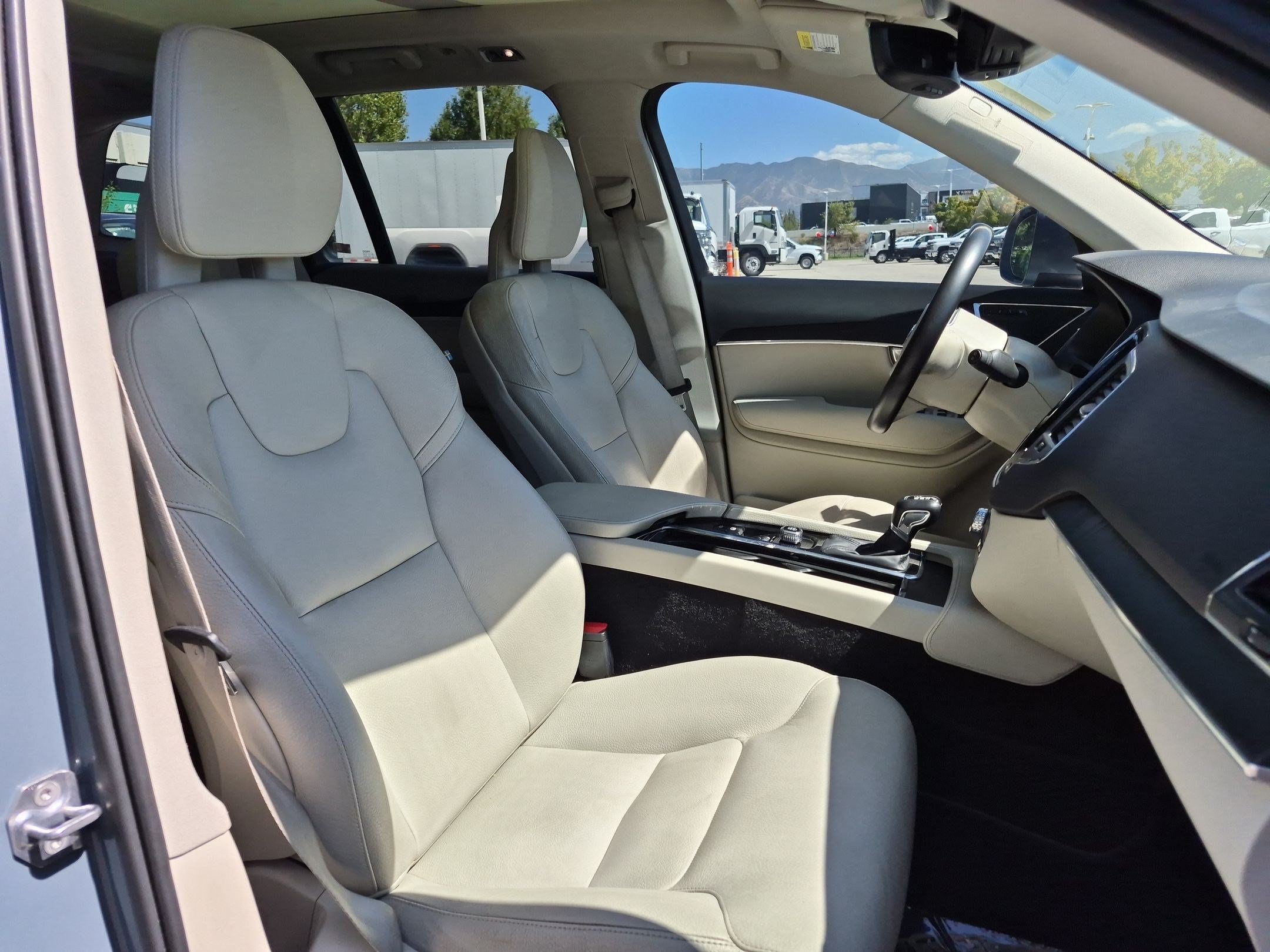 Used 2020 Volvo XC90 T6 Momentum AWD/4WD image 31