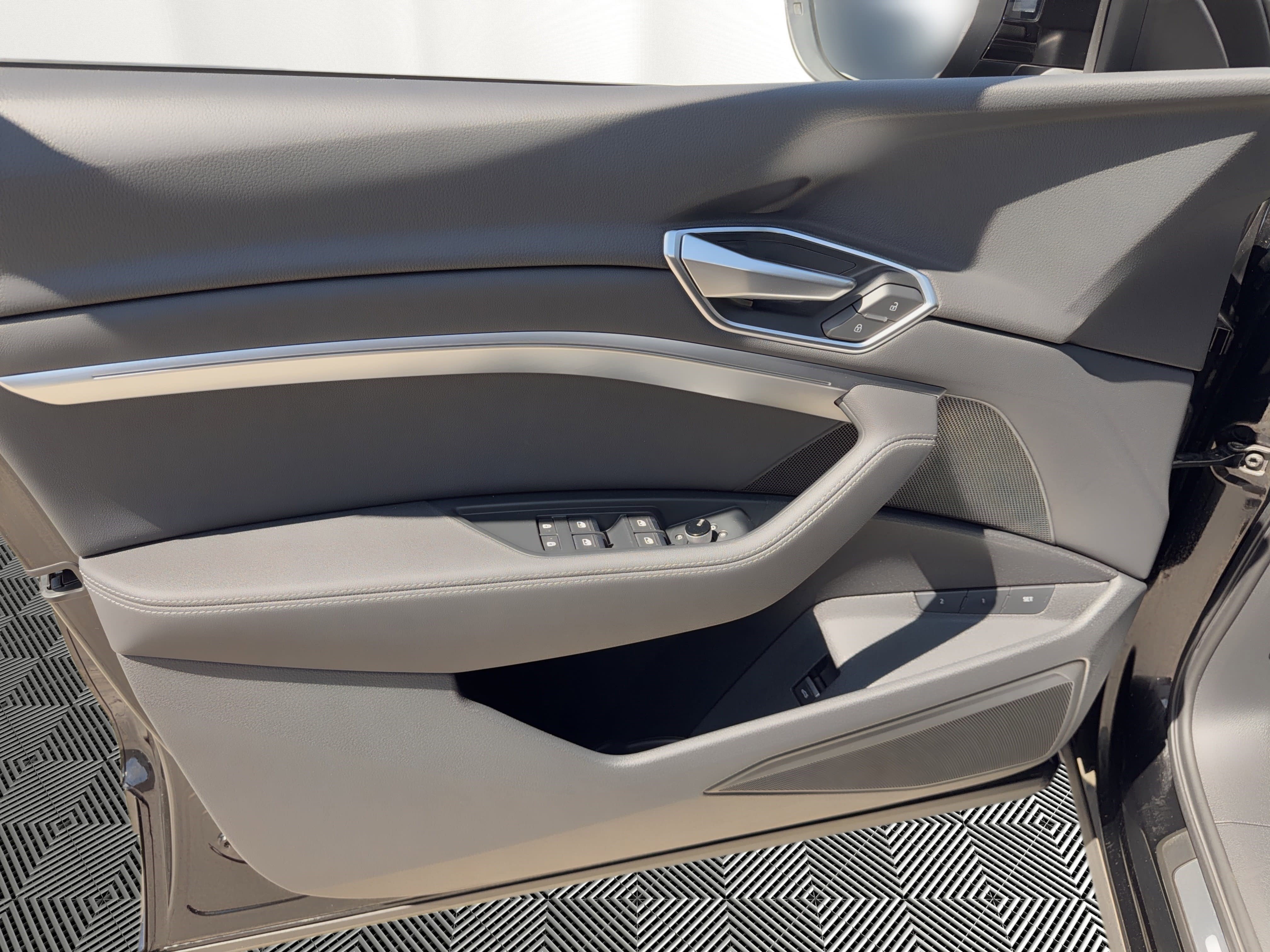 Used 2021 Audi e-tron Premium w/ Convenience Plus Package image 14