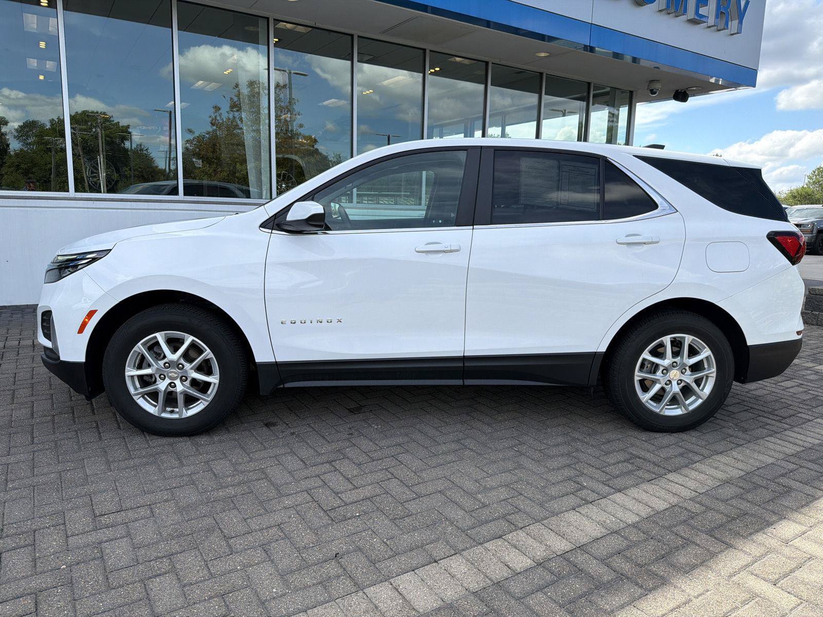 Used 2023 Chevrolet Equinox LT AWD/4WD image 2