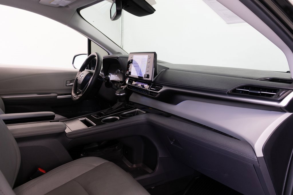 Used 2024 Toyota Sienna Limited image 21