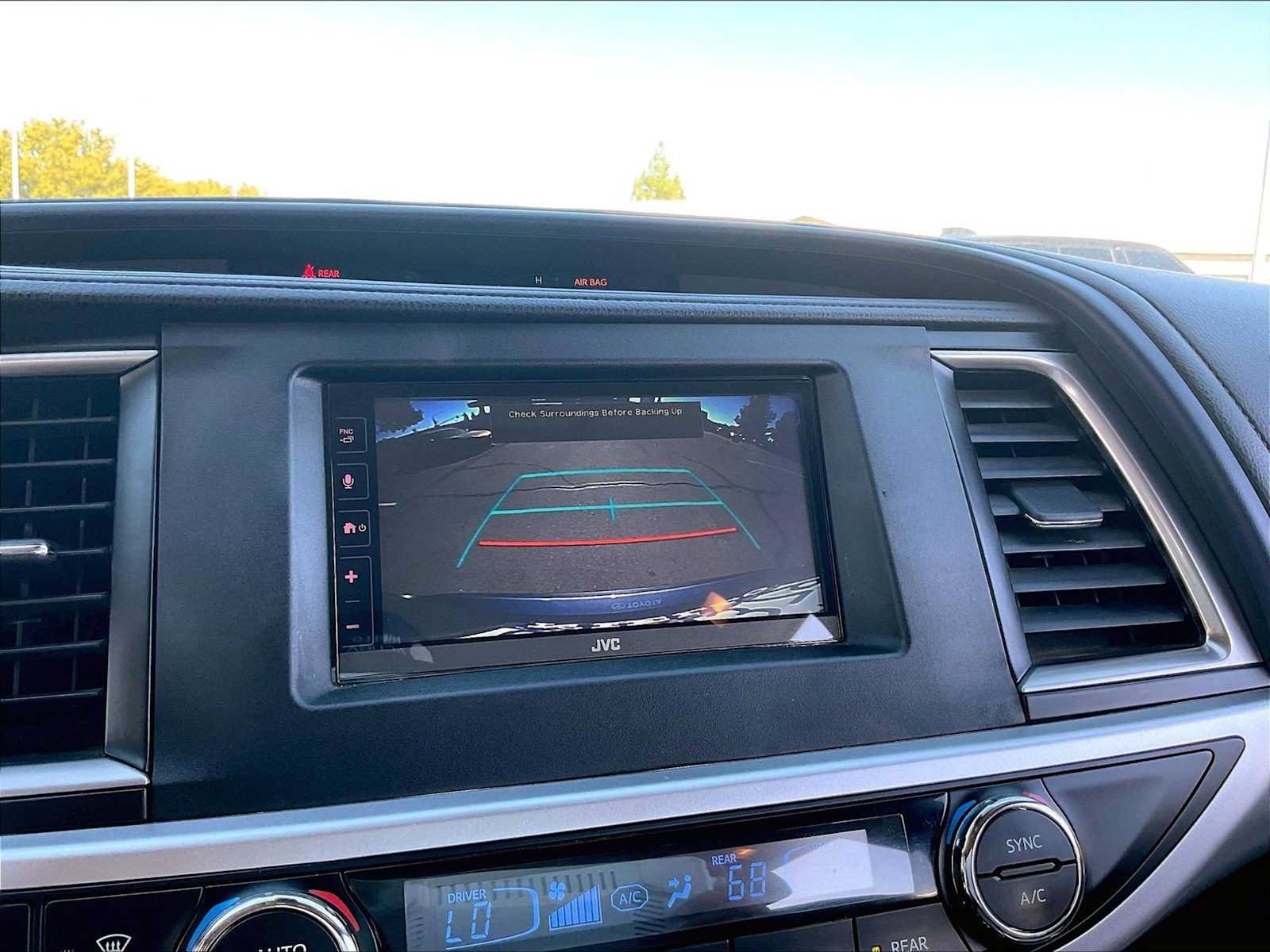 Used 2018 Toyota Highlander Plus w/ Carpet Mat Package (TMS) FWD image 24