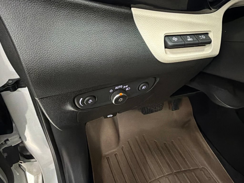 Used 2020 Buick Encore GX Essence w/ Experience Buick Package FWD image 21