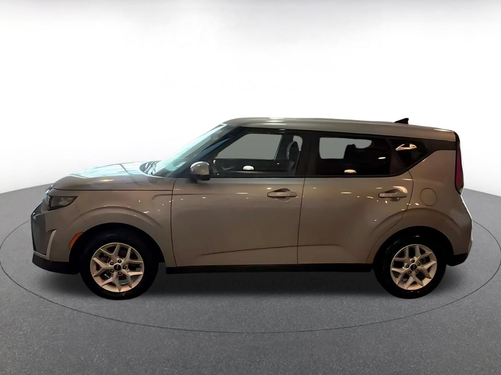 Used 2025 Kia Soul LX w/ LX Technology Package FWD image 6