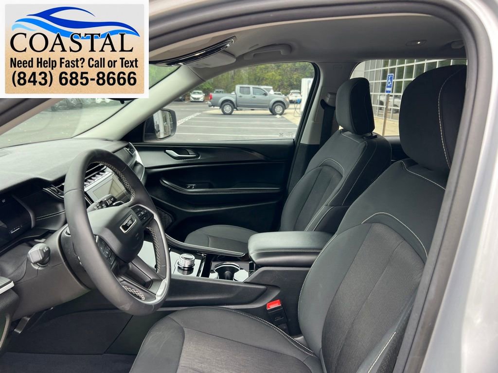 Used 2023 Jeep Grand Cherokee L Laredo RWD image 10