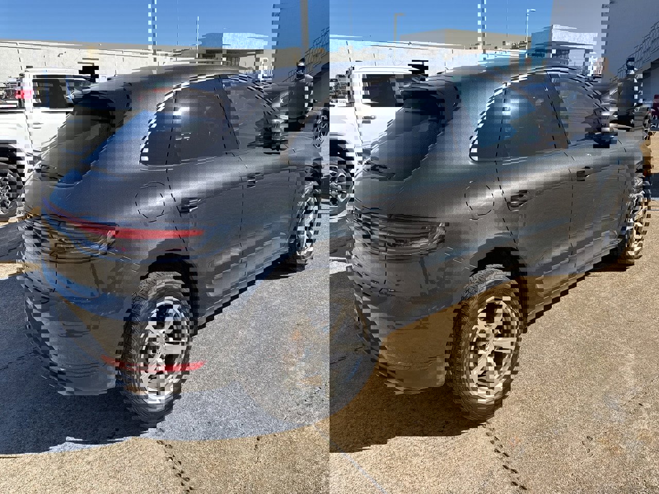 Used 2020 Porsche Macan Base w/Navigation/Power Liftga image 4